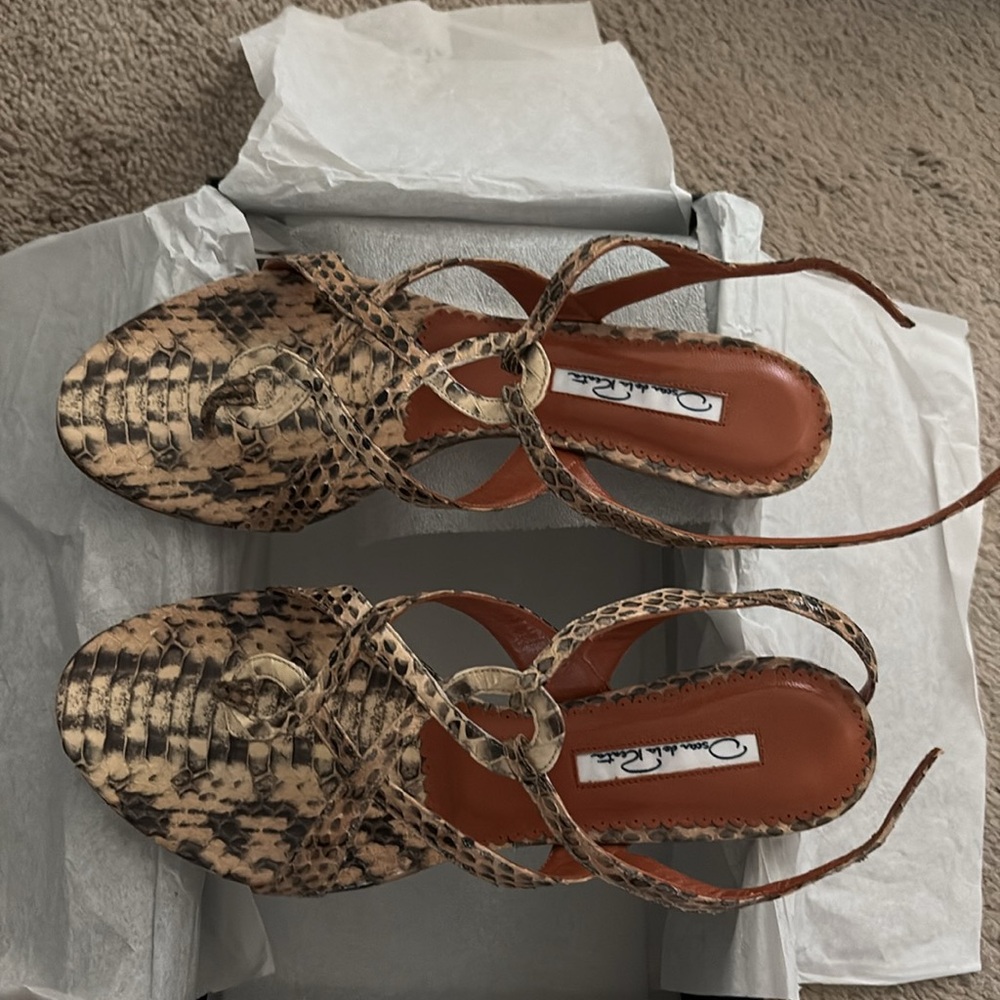 Oscar de la Renta brand new flat sandals